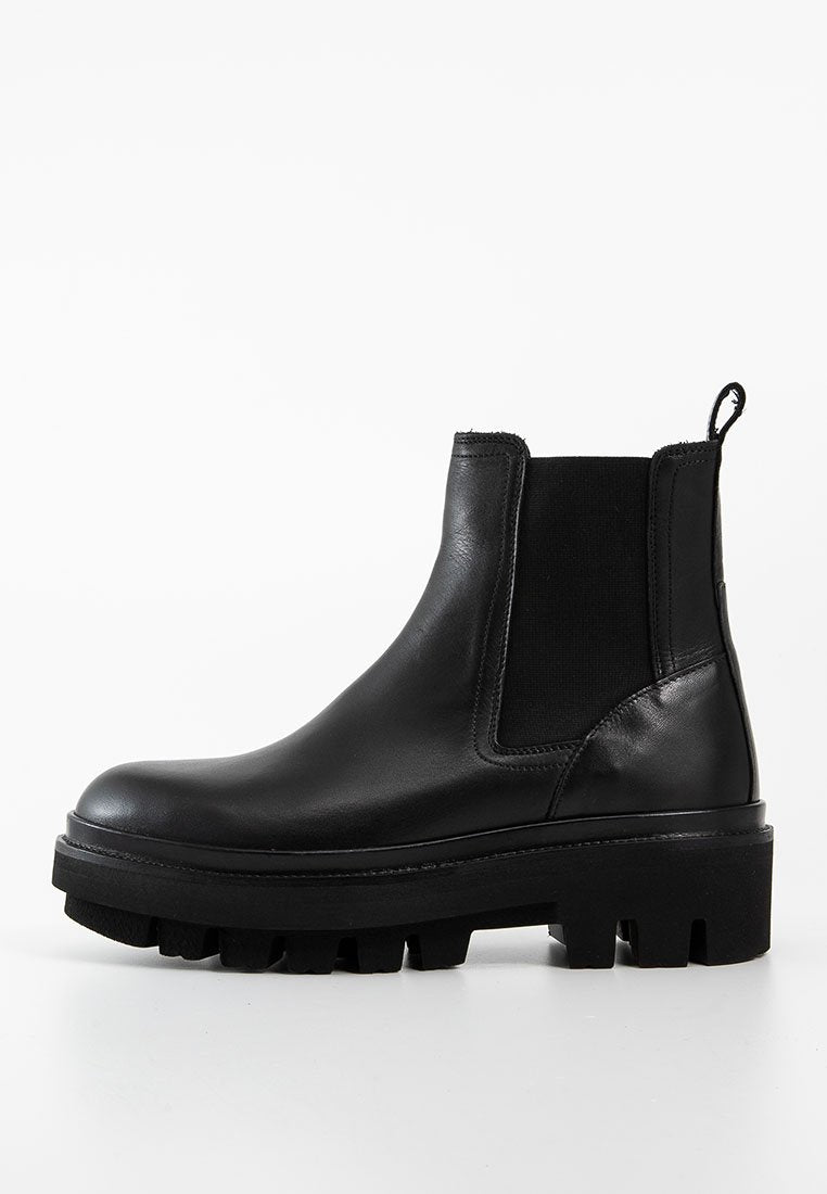 Schwarze Leder-Ankle Boots mit elastischen Seitenpaneelen, einer dicken Plateausohle und einem Ziehschlaufen an der Ferse für leichtes An- und Ausziehen.