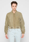 Olivgrüner Bomberjacke mit Reißverschluss vorne, gerippten Bündchen, seitlichen Reißverschlusstaschen und cropped Design. Texturiertes Material mit subtiler Glanz.