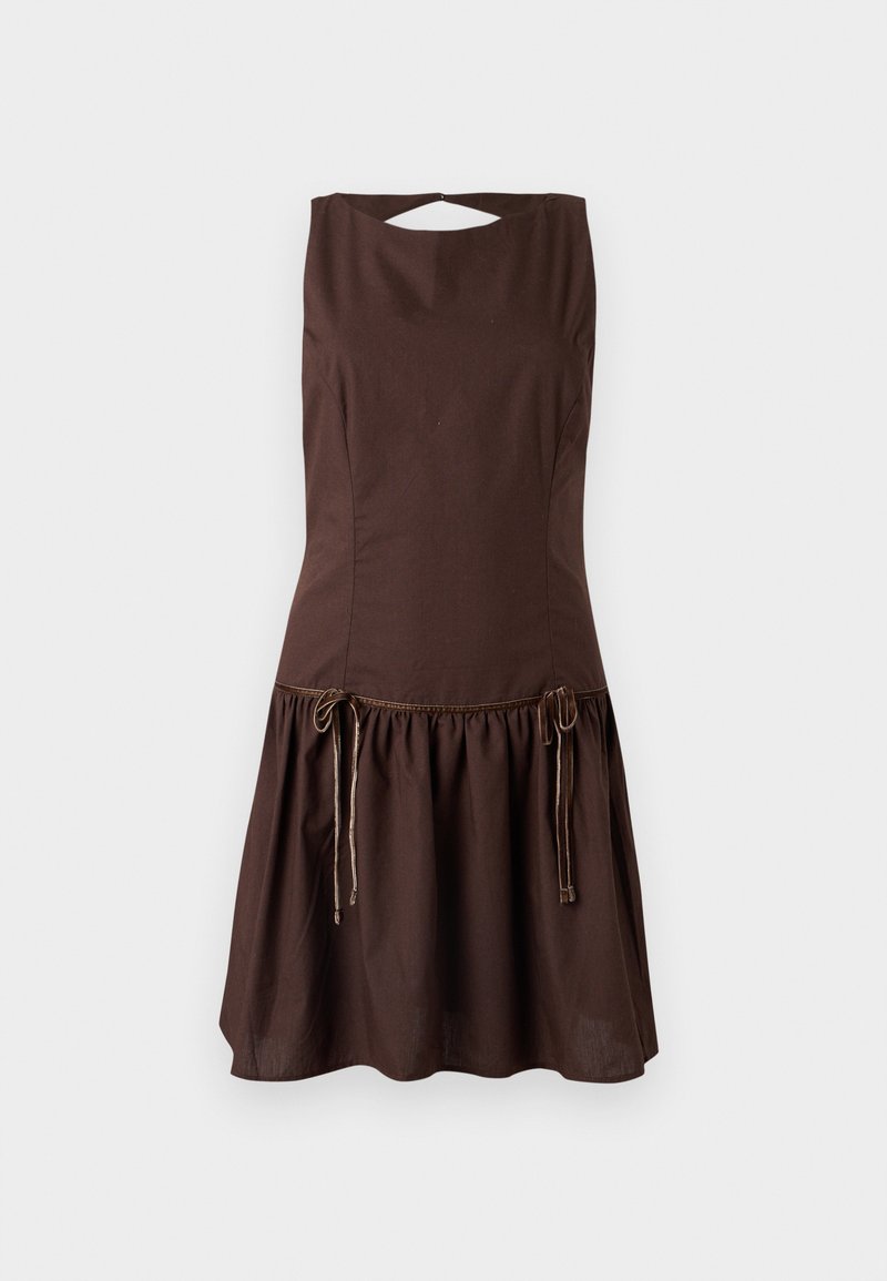 Braunes ärmelloses Kleid mit tailliertem Oberteil und ausgestelltem Rock. Verfügt über Kordelzugdetails an der Taille und ein offenes Rückendesign.