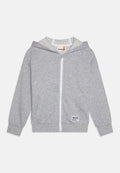 Grauer Kapuzenpullover mit Frontreißverschluss und zwei Seitentaschen. Mit gerippten Bündchen und einem weißen Etikett auf der unteren linken Seite. Weicher Stoff.