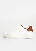 Weiße Ledersneaker mit einem Ferseneinsatz aus braunem Leder, abgerundeter Spitze, flacher Gummisohle und minimalistischem Design, das das Markenlogo zeigt.