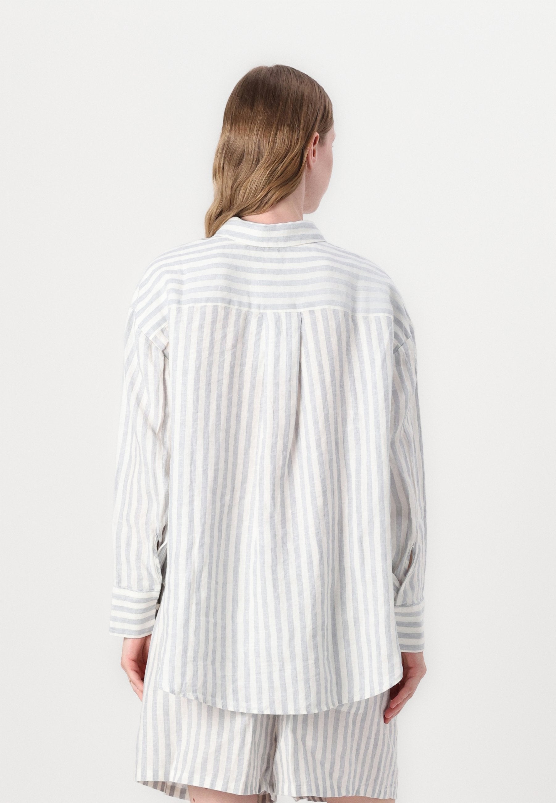 EASY SHIRT Media 4
