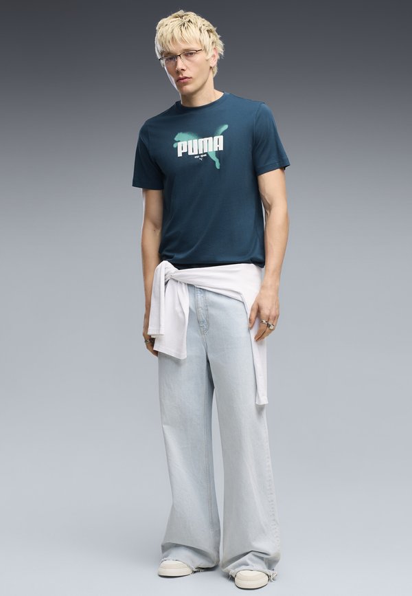 Puma GRAPHICS PUMA T-SHIRT - Print T-shirt - midnight petrol