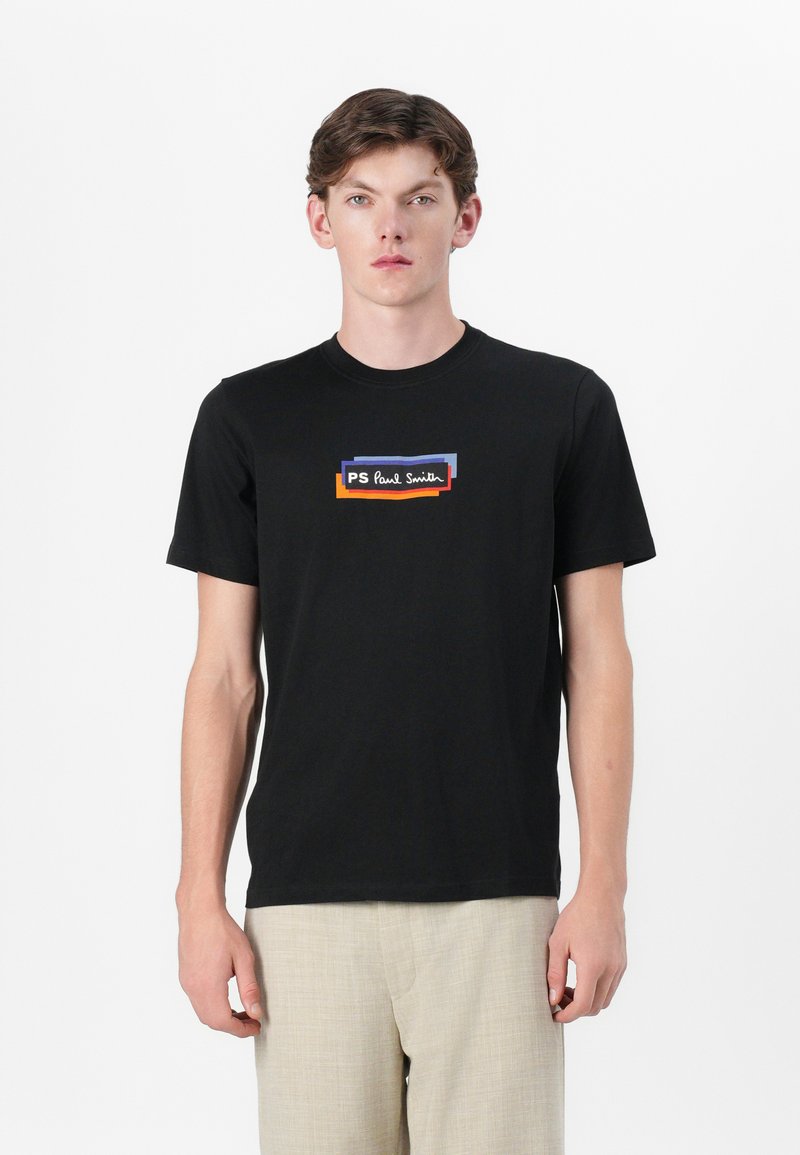 Schwarzes Baumwoll-T-Shirt mit einem bunten "PS Paul Smith"-Logo auf der Brust. Klassischer Rundhalsausschnitt und kurze Ärmel.