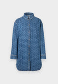 Jeanshemd mit Button-Down-Kragen, langen Ärmeln und einem blauen, strukturierten Muster mit durchgehend wiederholtem Textdesign.