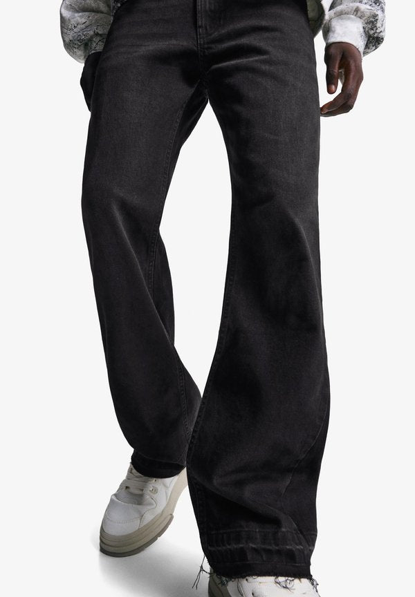 Bershka FLARE - Flared Jeans - black