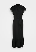 Schwarzes Maxikleid mit kurzen, mit Spitze verzierten Ärmeln, rundem Ausschnitt, Ausschnitt in Form eines Schlüssellochs, tailliertem Bund und ausgestelltem Rüschensaum. Leichter Stoff.