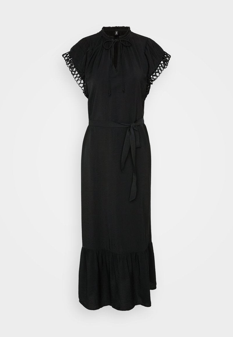Schwarzes Maxikleid mit kurzen, mit Spitze verzierten Ärmeln, rundem Ausschnitt, Ausschnitt in Form eines Schlüssellochs, tailliertem Bund und ausgestelltem Rüschensaum. Leichter Stoff.