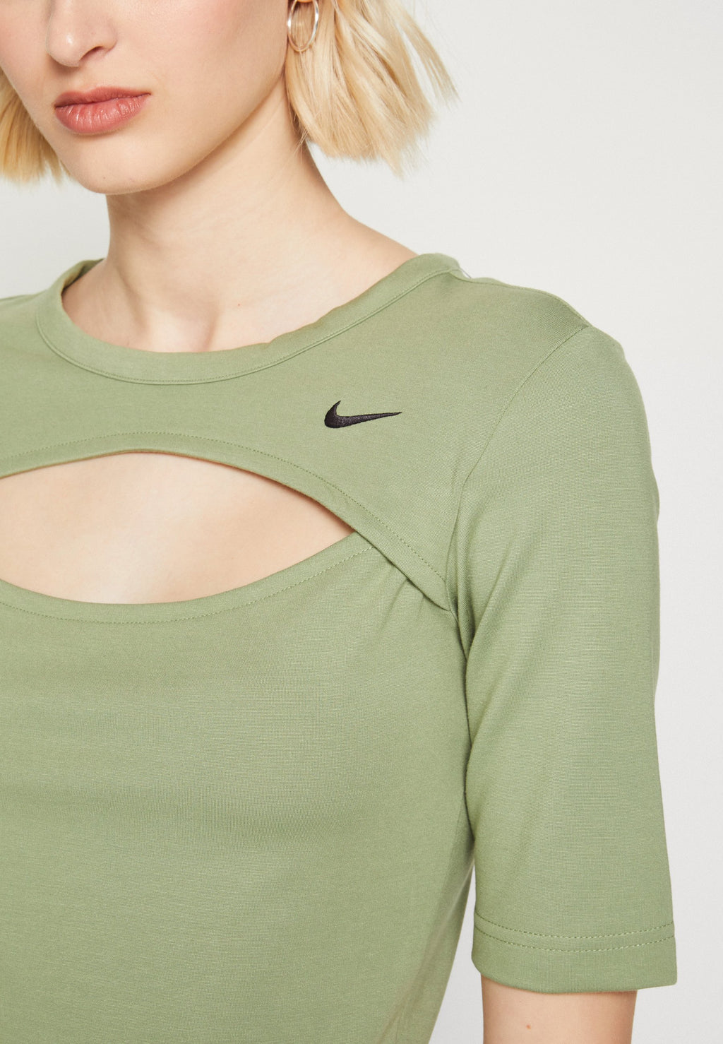 Nike Sportswear CUTOUT