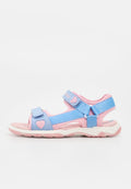 Offener Kindersandale mit pinker Polsterung und blauen verstellbaren Riemen mit herzförmigen Details sowie einer stabilen weißen und pinken Sohle.
