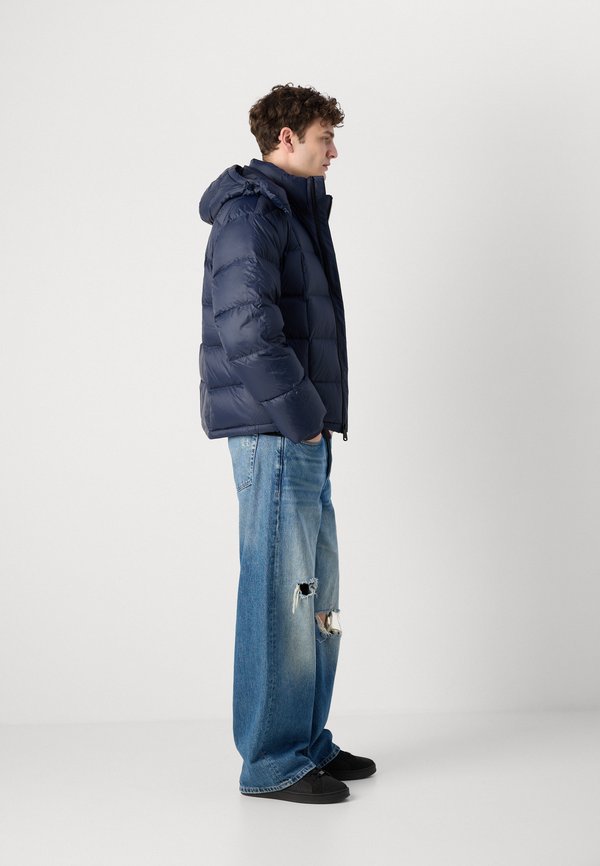 Calvin Klein DETACHABLE HOOD