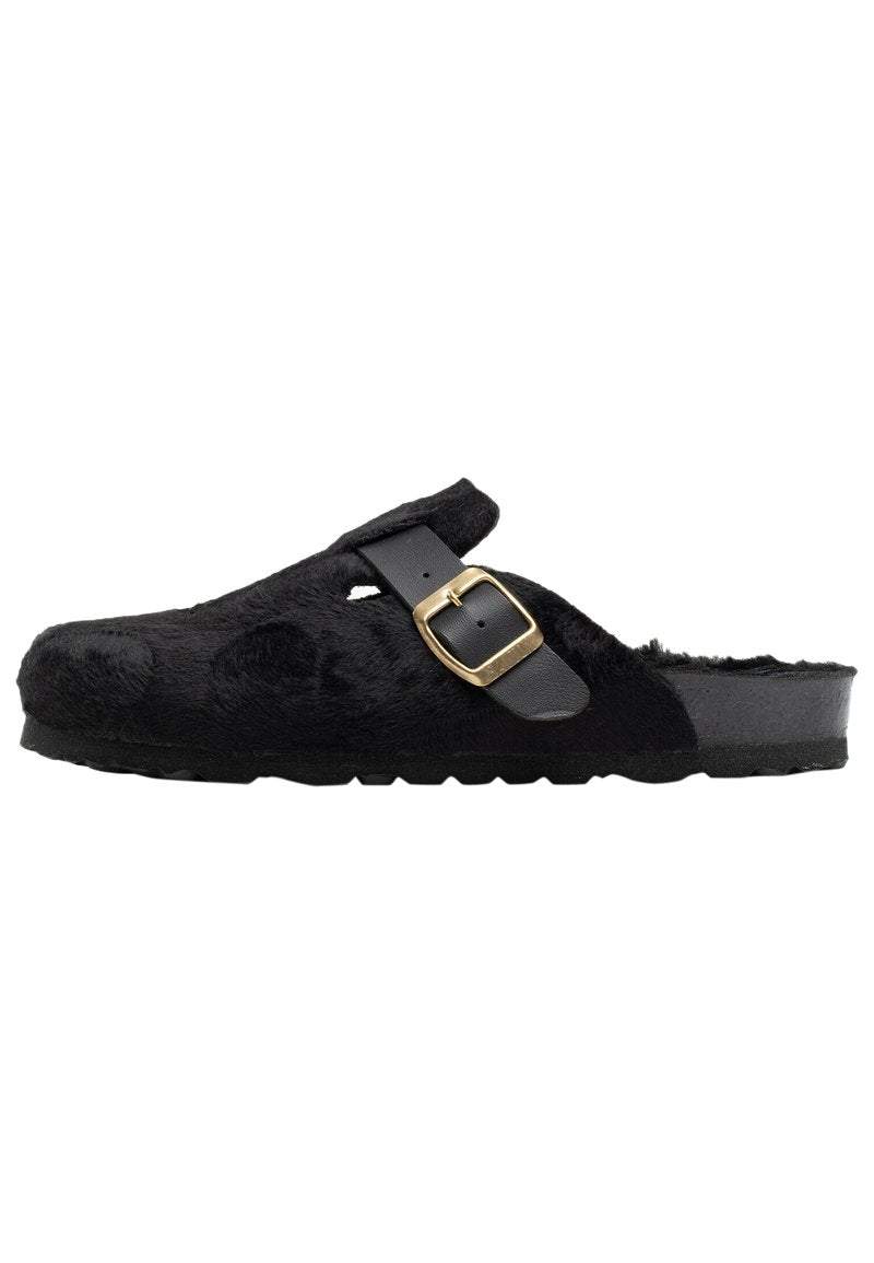 Schwarze, mit Fell überzogene Clogs mit einem schwarzen Lederriemen und einer goldenen Metallschnalle, die ein strukturiertes Muster und eine robuste schwarze Sohle aufweisen.