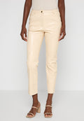 Beige Kunstlederhosen mit Slim Fit, ausgestattet mit ausgeprägten Nahtdetails und einem Reißverschluss mit Knopfverschluss.