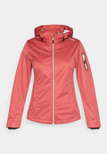 Rote Softshelljacke mit Kapuze, Frontreißverschluss, Reißverschlusstasche an der linken Ärmeltasche und CMP-Logo auf der rechten Schulter.