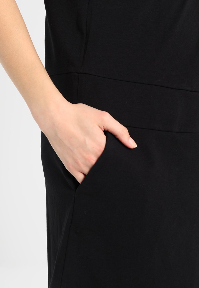 Queen Mum DRESS NURS DETAIL