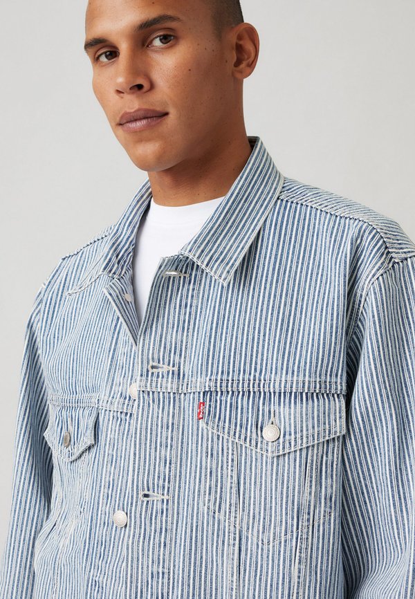 Levi's® RELAXED FIT TRUCKER