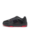 Schwarzer Sneaker mit roten Akzenten. Besteht aus Leder- und Mesh-Materialien, hat eine abgerundete Spitze, sechs Schnürlochpaare und eine profilierte Sohle für besseren Halt.