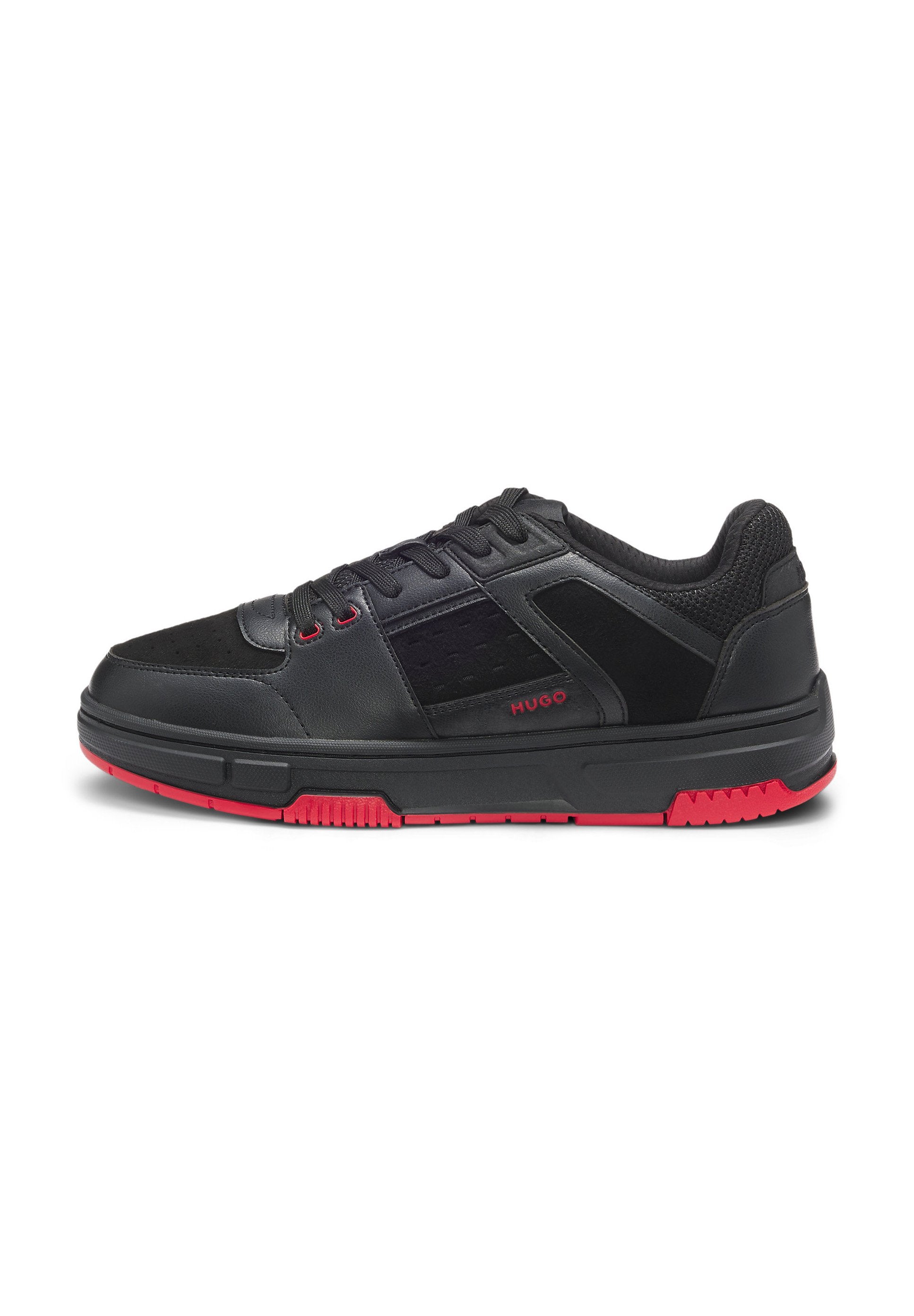 Schwarzer Sneaker mit roten Akzenten. Besteht aus Leder- und Mesh-Materialien, hat eine abgerundete Spitze, sechs Schnürlochpaare und eine profilierte Sohle für besseren Halt.