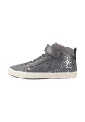 Grauer Sneaker mit hohem Schaft, silbernem Sprenkelmuster, weißer Sohle, Schnürung vorne und Klettverschluss vor weißem Hintergrund.