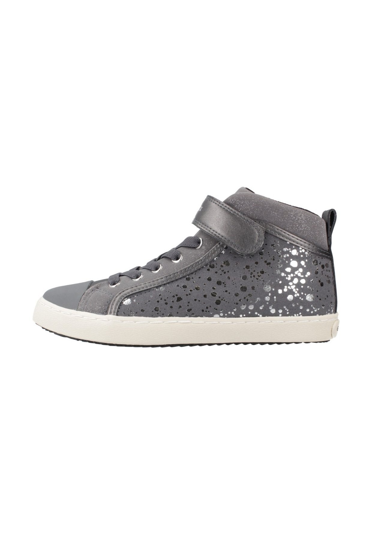 Grauer Sneaker mit hohem Schaft, silbernem Sprenkelmuster, weißer Sohle, Schnürung vorne und Klettverschluss vor weißem Hintergrund.