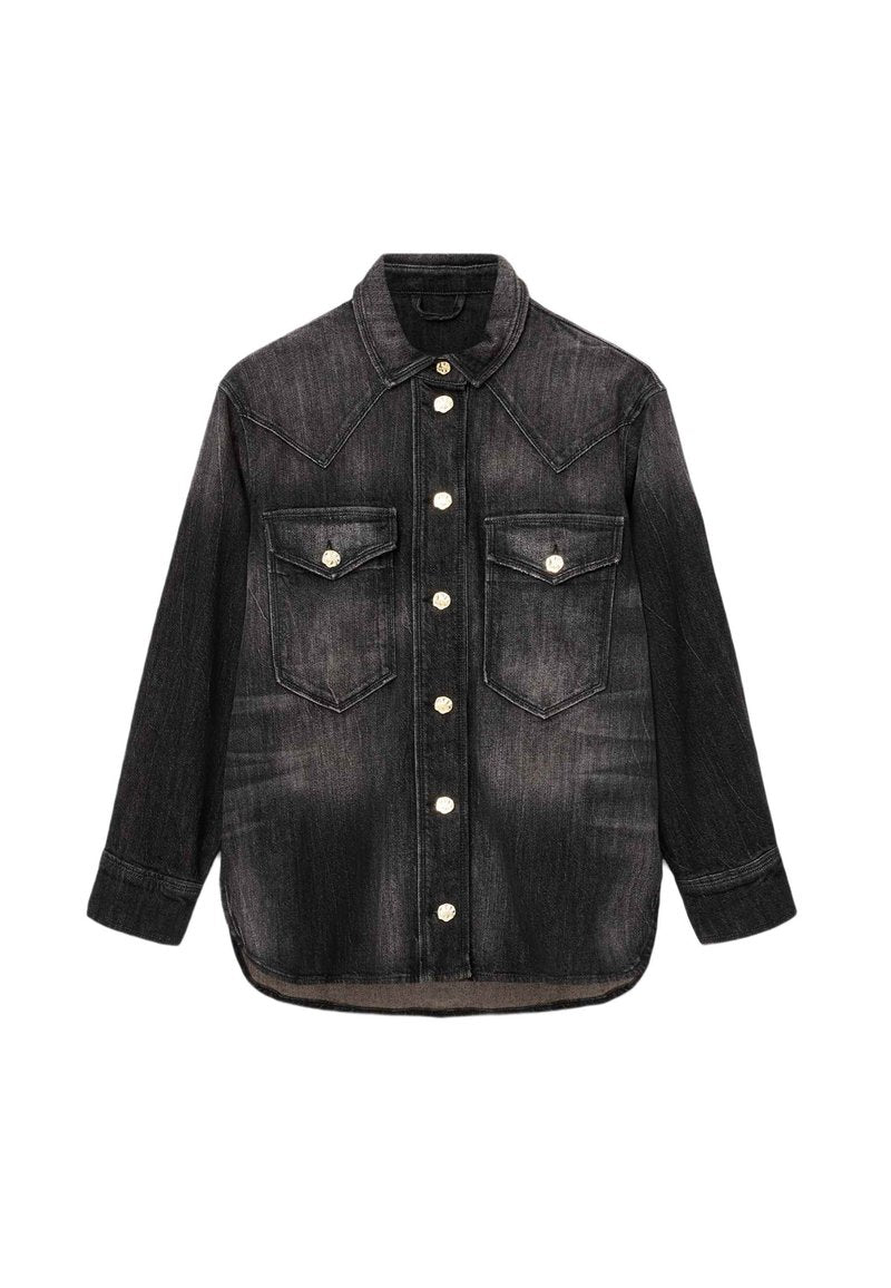 Schwarze Jeansjacke mit durchgehender Knopfleiste, zwei Brusttaschen und spitzem Yoke-Design. Verfügt über silberne Knöpfe und lange Ärmel.