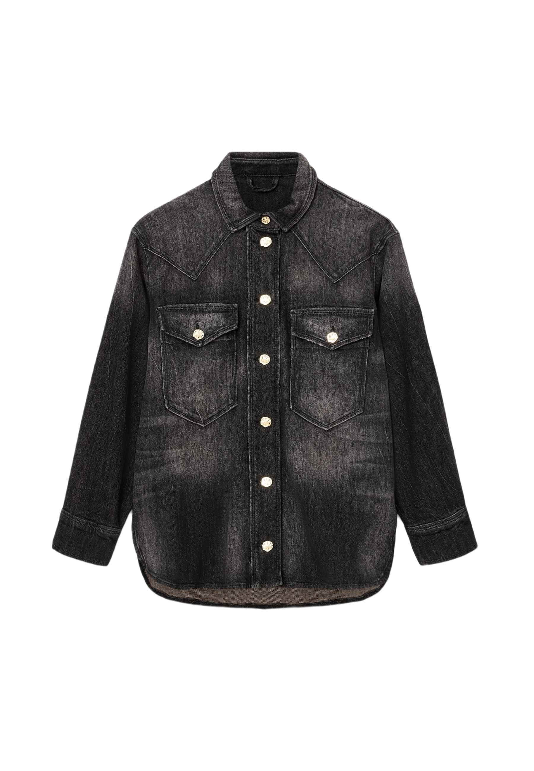 Schwarze Jeansjacke mit durchgehender Knopfleiste, zwei Brusttaschen und spitzem Yoke-Design. Verfügt über silberne Knöpfe und lange Ärmel.