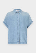 Hellblaues Denim-Kurzarmhemd mit verdeckter Knopfleiste und klassischem Kragen, dargestellt auf weißem Hintergrund.