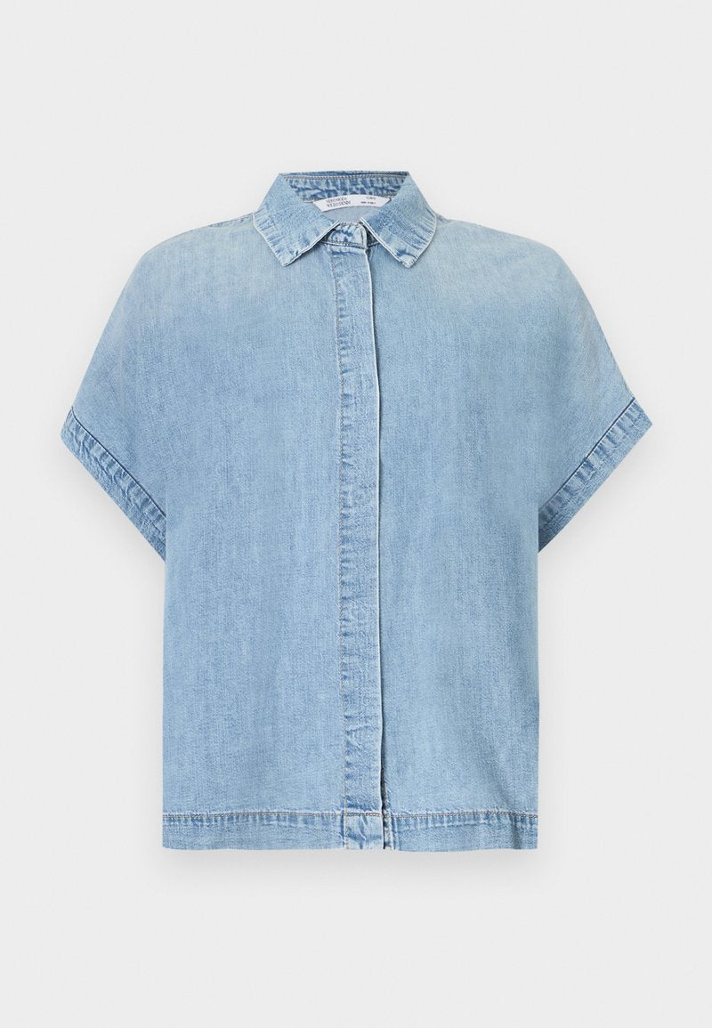 Hellblaues Denim-Kurzarmhemd mit verdeckter Knopfleiste und klassischem Kragen, dargestellt auf weißem Hintergrund.