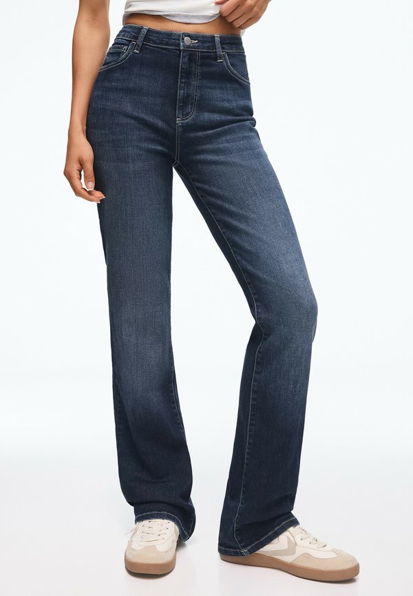 Bershka LOW-RISE SLIM FIT BOOT-CUT JEANS - JEANS - Bootcut jeans - dark blue