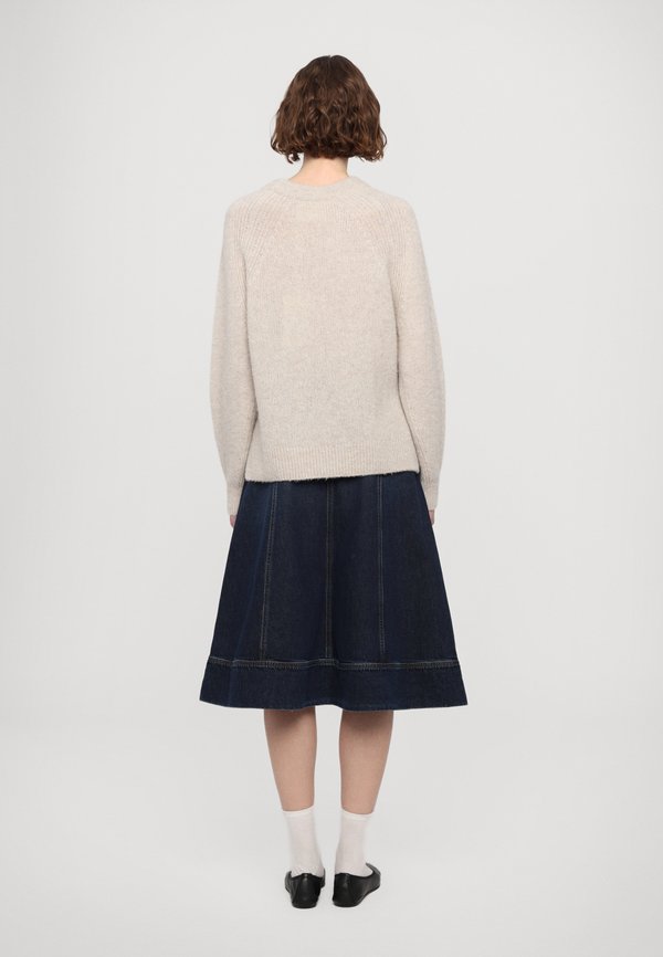CLOSED CREW NECK LONG SLEEVE