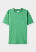 Grünes Baumwoll-T-Shirt mit rundem Halsausschnitt, kurzen Ärmeln und einem kleinen blauen Textdetails im linken Brustbereich. Glatte Textur.