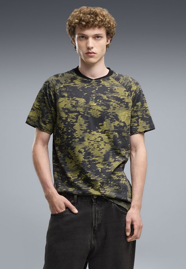 Puma PUMA SPORT CAMO T-SHIRT - Print T-shirt - chai latte