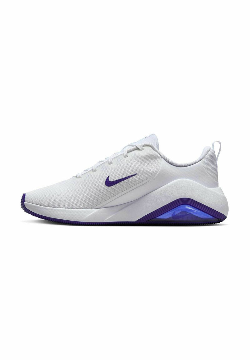 Weißer Sportschuh mit lila Akzenten und strukturiertem Stoff. Verfügt über eine gepolsterte Sohle und eine sichtbare Luftkammer in der Ferse. Leichtes Design.
