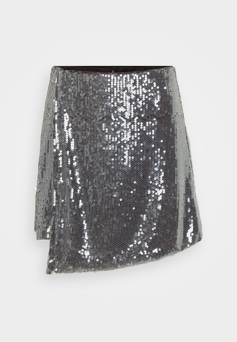 Silberner, glitzernder Minirock mit Wickeldesign, der eine strukturierte Oberfläche und einen leicht asymmetrischen Saum aufweist.