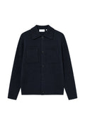 Marineblauer Cardigan aus strukturiertem Stoff, mit Kragen, Knopfverschluss und zwei Brusttaschen. Klassisches Design mit legerem Schnitt.