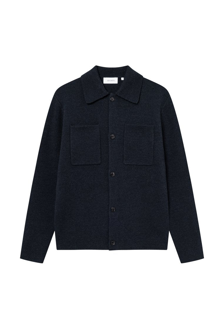 Marineblauer Cardigan aus strukturiertem Stoff, mit Kragen, Knopfverschluss und zwei Brusttaschen. Klassisches Design mit legerem Schnitt.
