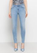 Hellblaue Denim-Skinny-Jeans mit leichter Ausbleichung, Fünf-Taschen-Design und Reißverschluss. Kombiniert mit einem grauen Oberteil und hellblauen Absätzen.
