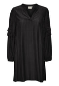 Schwarzes Tunika-Kleid mit langen Ärmeln, V-Ausschnitt und Rüschendetails an den Ärmeln. Glatter Stoff mit subtilen vertikalen Streifen. Lockere Passform.