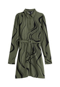 Grünes Hemdblusenkleid mit langen Ärmeln, das ein gewelltes schwarzes Muster zeigt, tailliert mit einem Gürtel, Kragen und weichem Stoff. 