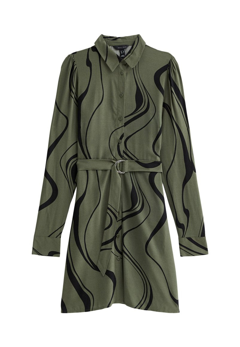 Grünes Hemdblusenkleid mit langen Ärmeln, das ein gewelltes schwarzes Muster zeigt, tailliert mit einem Gürtel, Kragen und weichem Stoff. 