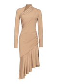 Langärmliges, asymmetrisches Kleid in hellbeige, mit drapiertem Design und geraffter Textur auf einer Seite sowie einem fließenden Saum.