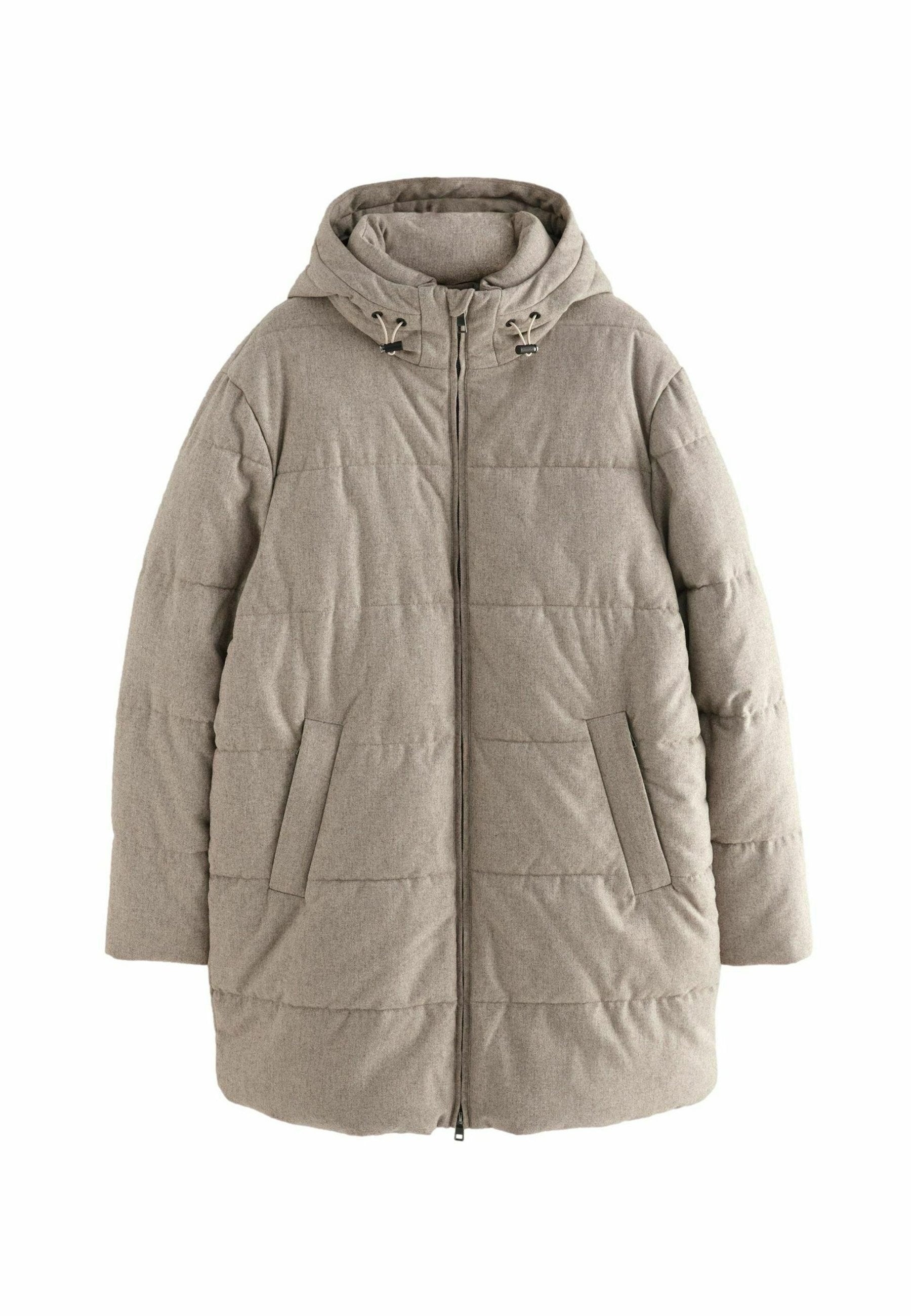 Beige gepolsterter Mantel mit Kapuze, ausgestattet mit einem Reißverschluss, horizontal gestepptem Design und seitlichen Taschen. Hergestellt aus einem weichen, strukturierten Stoff.