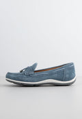 Blauer Wildlederloafer mit Quasten-Detail, weißer Zwischensohle und texturiertem schwarzen Gummilaufsohle, im Seitenprofil vor einem neutralen Hintergrund gezeigt.
