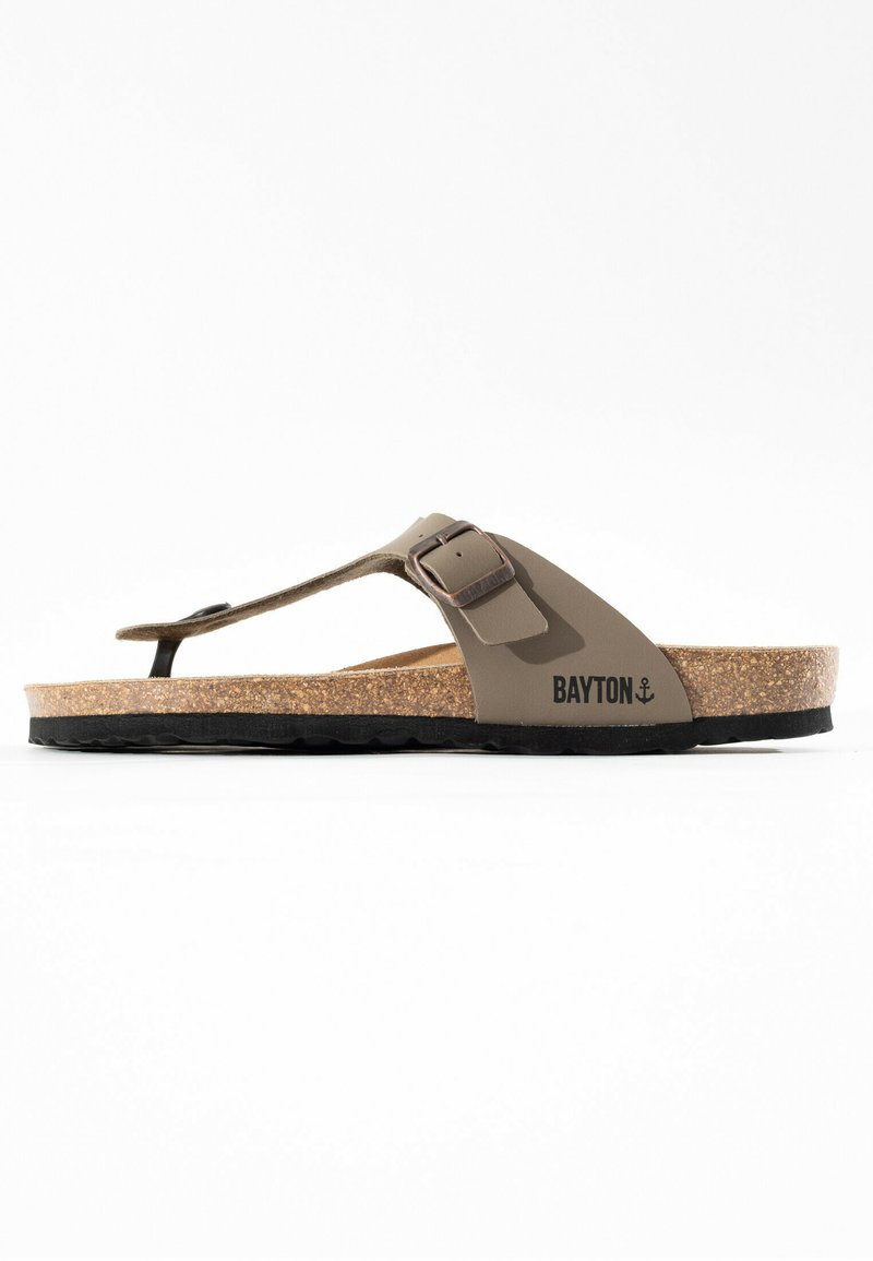 Braune Flip-Flop-Sandale mit Korkfußbett und schwarzem Gummiaußensohle. Verfügt über einen Zehensteg und eine verstellbare Schnalle. Markenlogo auf dem Riemen sichtbar.