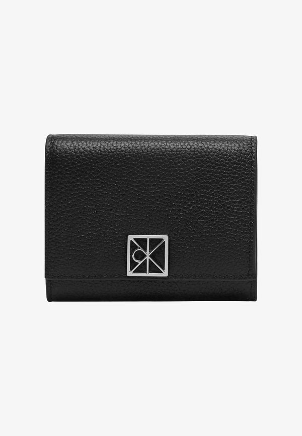 Calvin Klein EMBLEM HW PEBBLE TRIFOLD W/ZIP LV04F1128G - Wallet - black