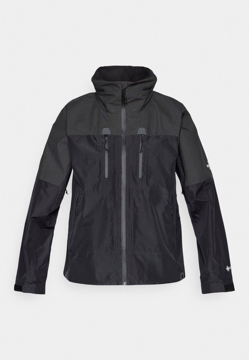 Schwarze Jacke mit Kapuze, ausgestattet mit einem strukturierten oberen Teil, zwei Reißverschlusstaschen auf der Brust und elastischen Bündchen. Leichtes, wetterbeständiges Material.
