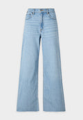 Hellblaue, weite Jeans aus Denim. Hoch geschnitten, mit zwei vorderen Taschen und einem verwaschenen Finish mit subtiler Textur. Nähte entlang der Säume.