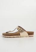 Goldene und braune Zehentrenner-Sandalen mit einem strukturierten Riemen, Korkfußbett und weißer Gummisohle. Mit einem dekorativen Schnallenakzent.