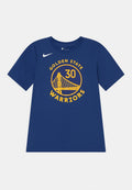 Blaues Baumwoll-T-Shirt mit einem runden Grafikdesign, das "GOLDEN STATE WARRIORS" und ein Brückenmotiv in Gelb zeigt. Nike-Logo auf der linken Schulter.