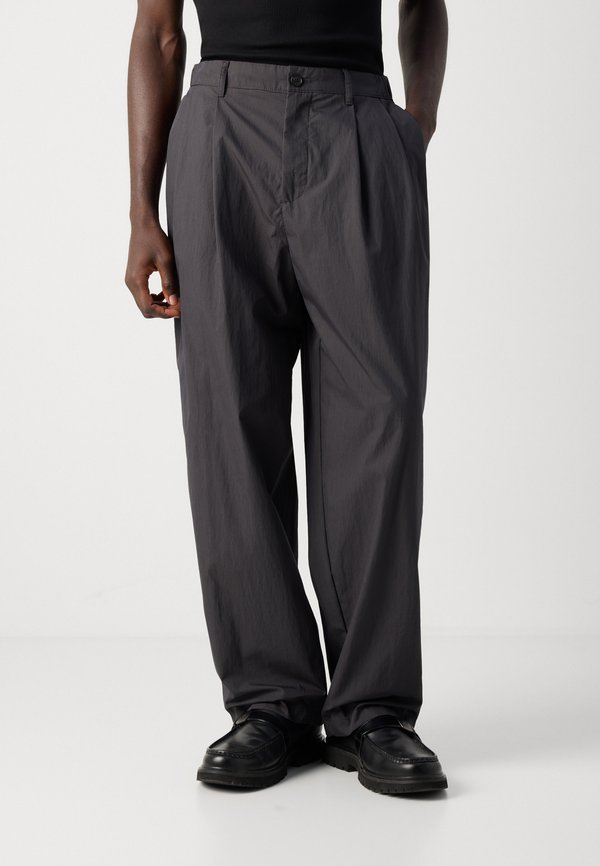 Calvin Klein PLEATED